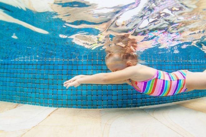 quand un-enfant-doit-il-commencer-cours-de-natation